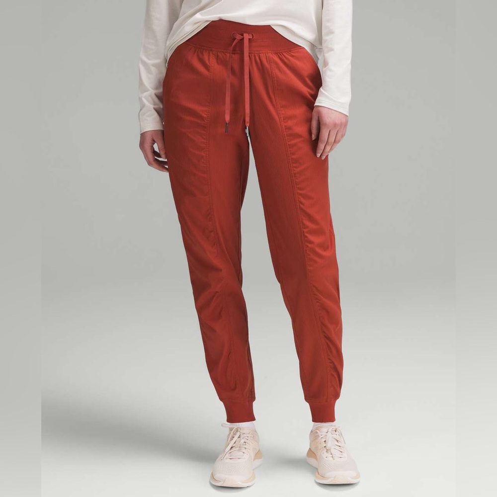 D - Lululemon Dance Studio Mid-Rise Jogger *Full Length
Cayenne